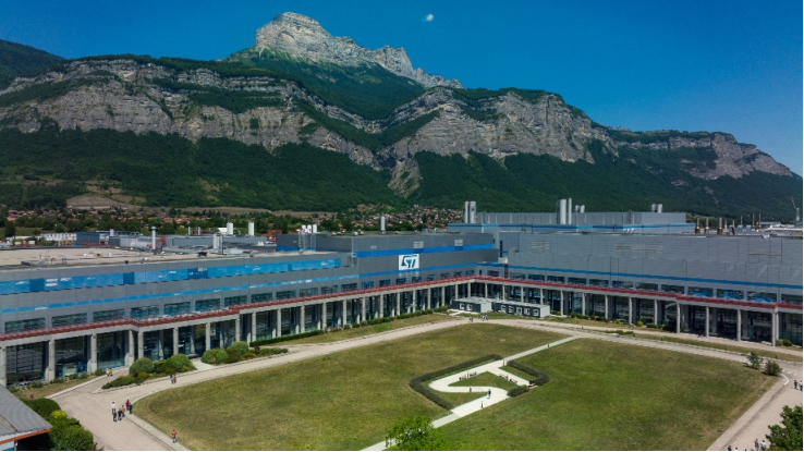 法國總統馬克龍訪問意法半導體工廠，見證法國（guó）“電子 2030”計劃啟動